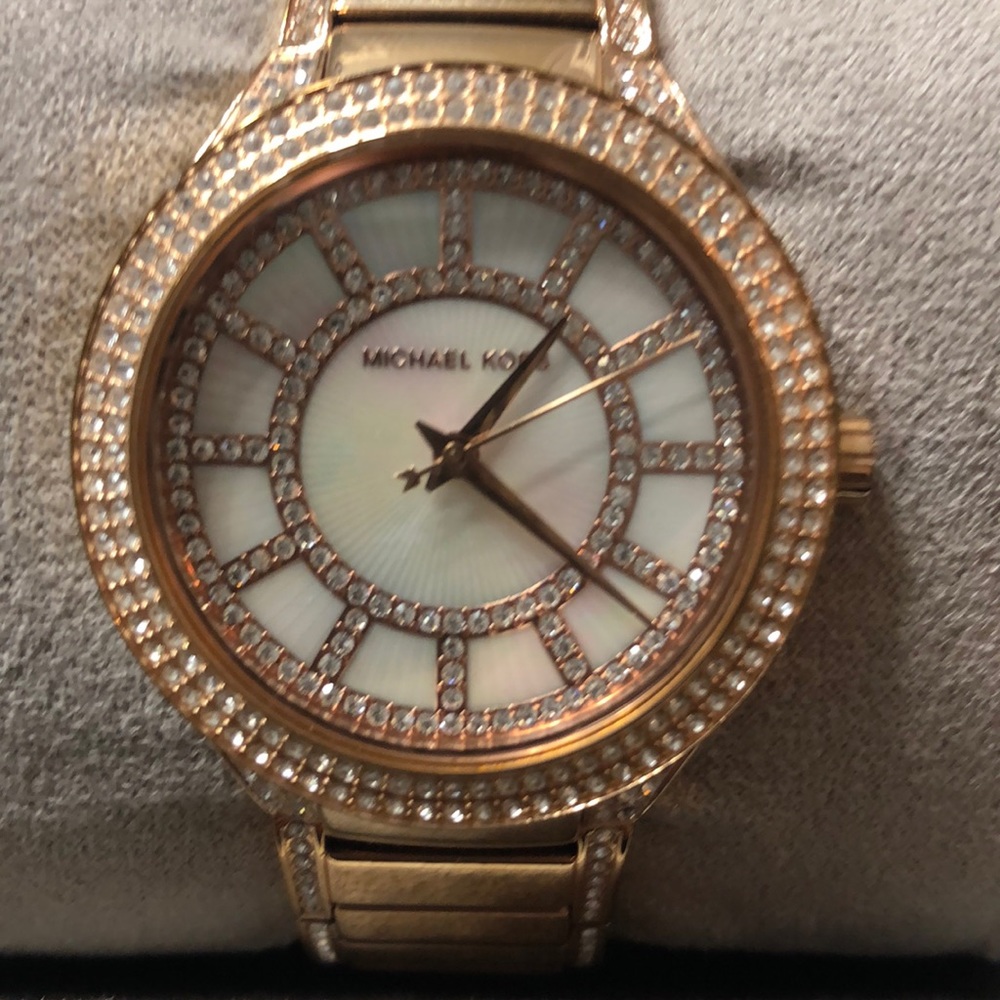 Michael Kors Rose Gold Watch. - Picture 5 of 7